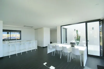 Geräumige moderne Villa mit privatem Pool
