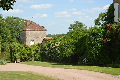 Schönes Ferienhaus mit Teich in Champvert