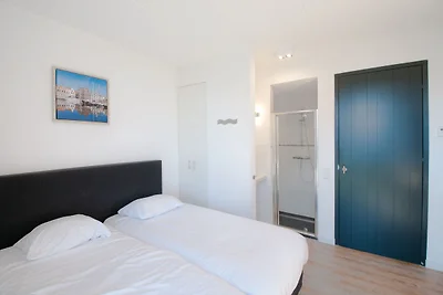 Moderne Lodge am Wasser in einem Nationalpark