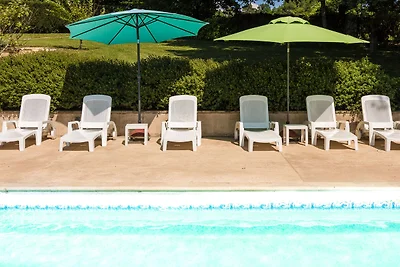 Schönes Ferienhaus in Thenon mit Pool