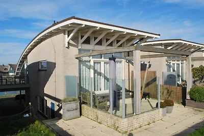Villa mit Panoramablick auf das Wasser