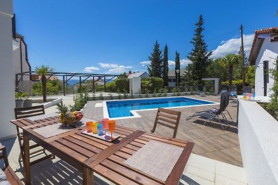 Komfortable Wohnung mit Pool und großer überd...