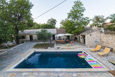 Charmantes Ferienhaus in Bukovic mit Pool