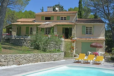 Üppige Villa in Beaucaire mit Swimmingpool