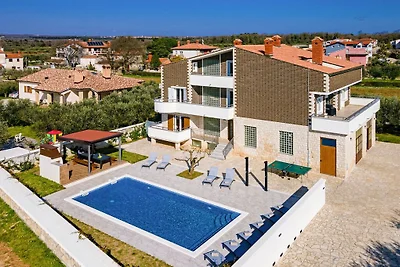 Villa in Valbadon mit Schwimmbecken