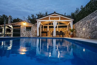 Bella casa vacanza con piscina privata a Mali...