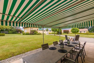 Casa con piscina nel parco di un castello