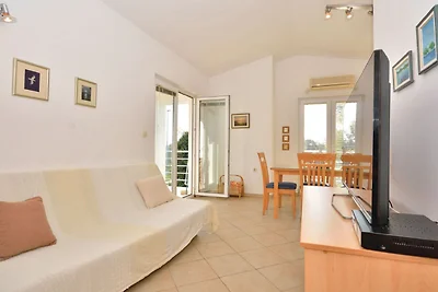 Geräumiges Ferienhaus in Bibinje mit Garten