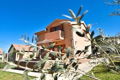 Ferienhaus in Veli Iz mit umzהuntem Garten