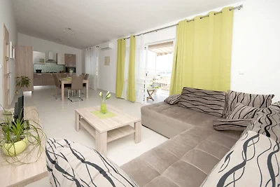 Apartment in Seget Donji mit Terrasse