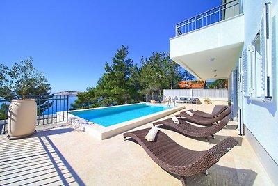 Moderne Villa in Cres mit Pool