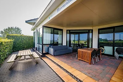 Villa in den Niederlanden mit Hafenblick