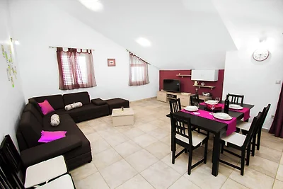 Ruim en rustig Srima-appartement