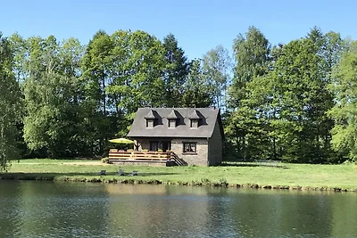 Haus im Grünen auf einem großen Grundstück