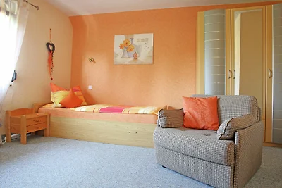 Ferienwohnung mit Terrasse und Pool im Garten