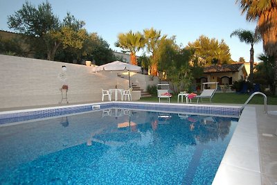 Holiday home with private pool, only 500m fro...