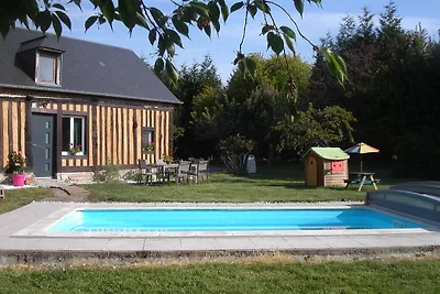 Charakteristisches Haus mit beheiztem Pool