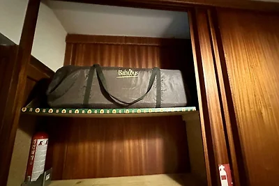 Alpenhütte in der Nähe der Forststraße