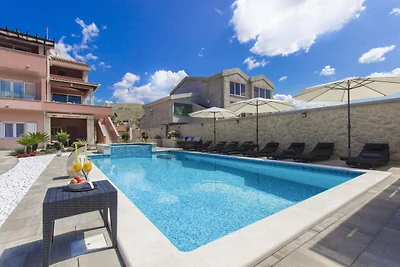 Villa in Grebatica mit Pool