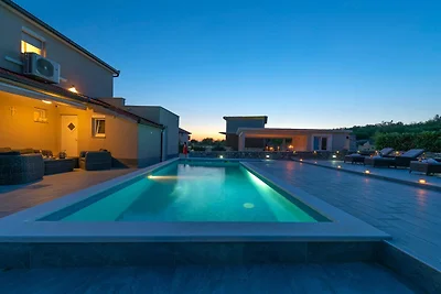 Villa in Ugljane mit privatem Pool