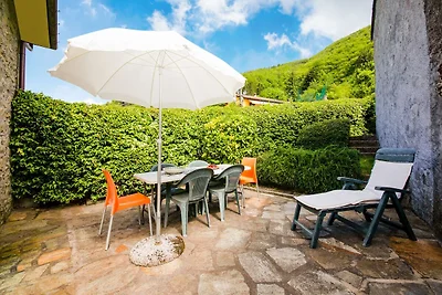 Casa toscana costruita sulla collina