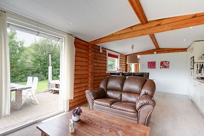Idyllisches Ferienhaus mit Fischteich vor der...