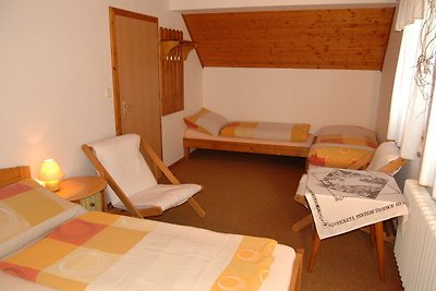 Komfortables Ferienhaus in Bozkov mit Garten