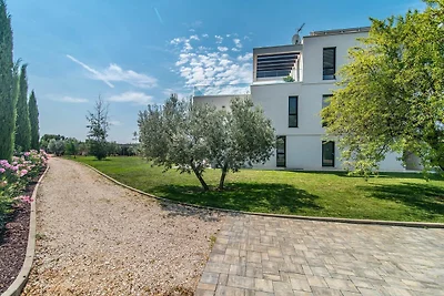Luxuriöse Villa mit Pool und Seeblick
