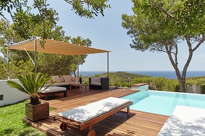Lavish Villa in Cala Salada with Private Pool