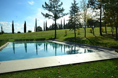 Modernes Ferienhaus in Rignano mit Pool