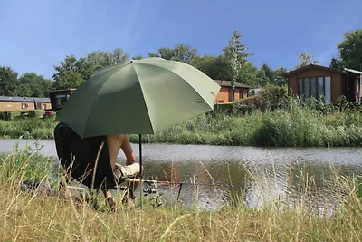 Stilvolle Eichenholz-Lodge für 4 mit Pool