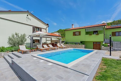 Spazioso appartamento con piscina a Pisino