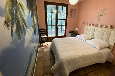 Villa mit Garten und Terrasse