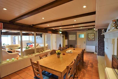 Bauernhaus in der Nהhe des Flusses in...
