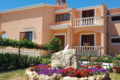 Geräumiges Apartment in Vrsi mit Garten