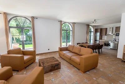 Schöne Villa mit Terrasse