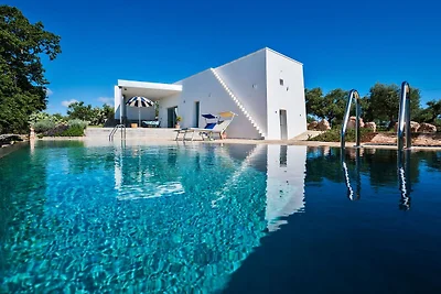 Moderne Villa in Cisternino mit Swimmingpool
