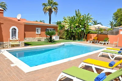 Villa in einer ruhigen Gegend mit privatem Po...
