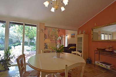 Modernes Ferienhaus mit Swimmingpool in...