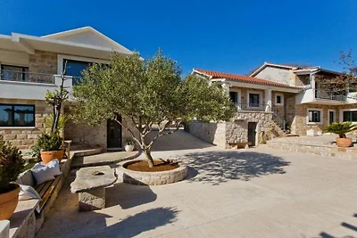 Villa in Bogomolje mit Schwimmbecken