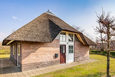 Strohgedeckte Villa mit Geschirrspüler, 2 km ...