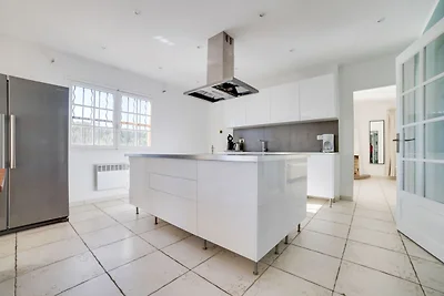 Moderne Villa mit Swimmingpool in...