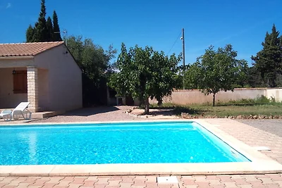 Bella casa vacanza con piscina a Argeliers
