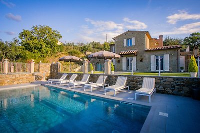 Luxurious Villa in Cortona Italy with Swimmin...