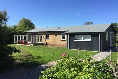 Geräumiges Ferienhaus in Friesland am Wald