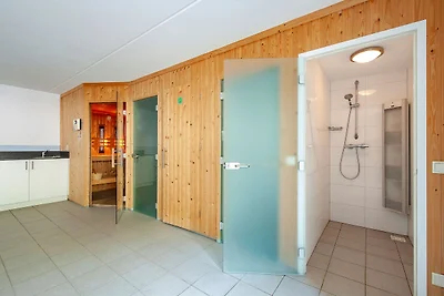 Wellnessvilla mit privatem Innenpool in einem...