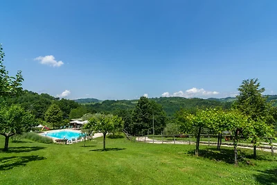 Agriturismo in zona collinare con piscina