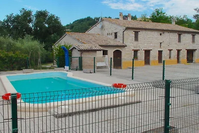 Intero Agriturismo con appartamenti indipende...