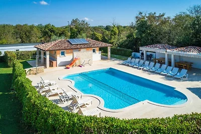 Mobilheim in Banjole mit Pool am Strand