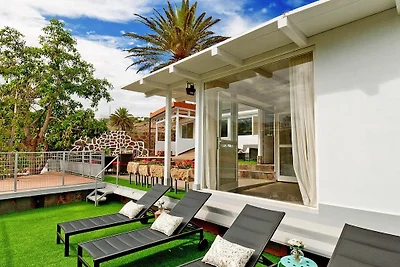 Villa mit Pool und wunderschöner Architektur